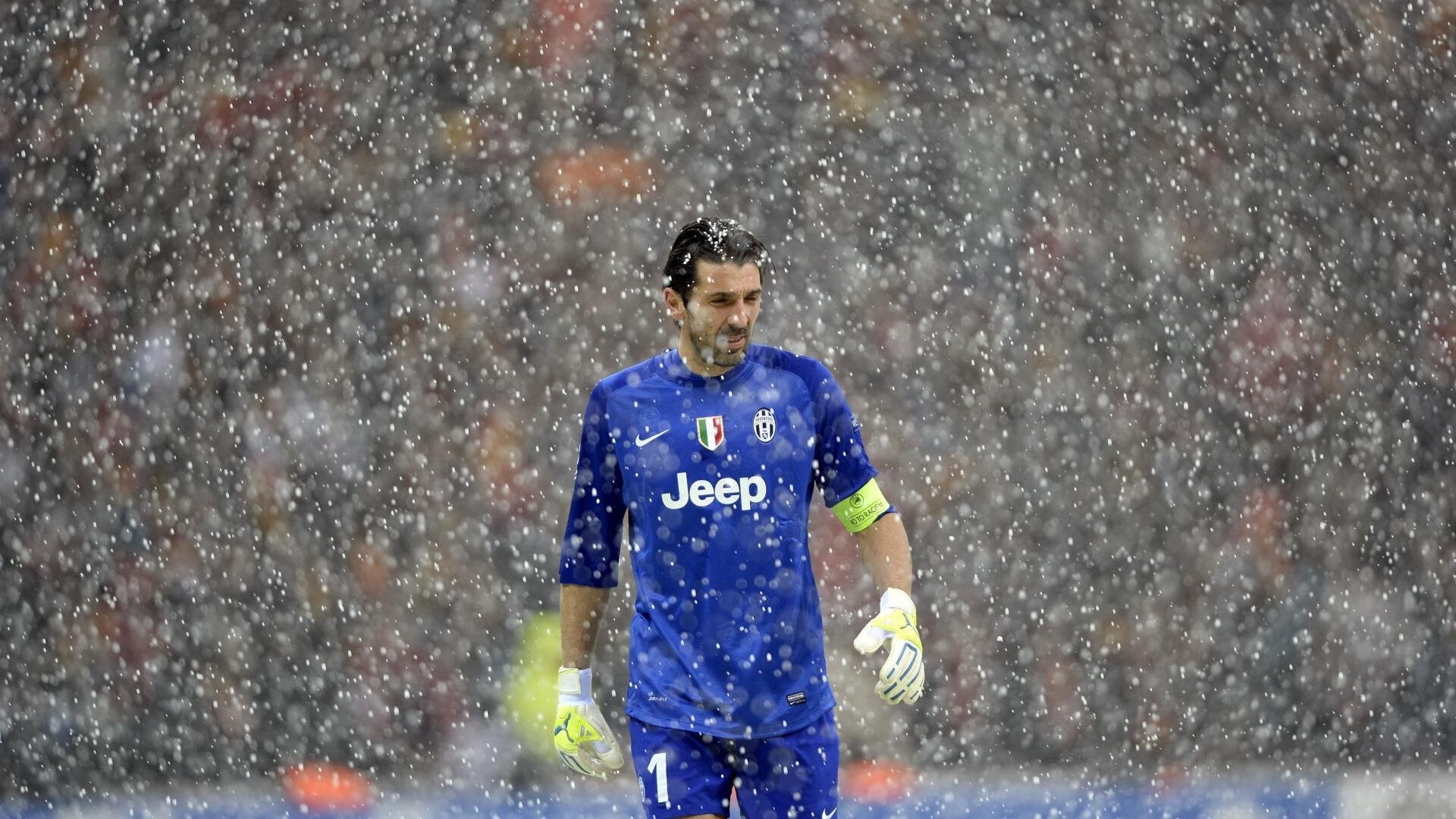 社交媒体热议国足比赛，话题不断，国足评论文章